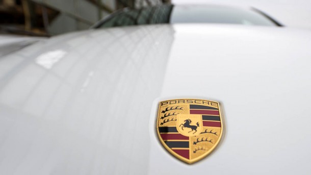 porsche-panamera-badge